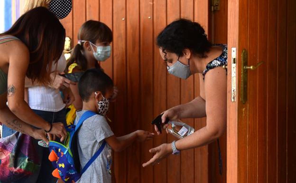Cinco clases de dos colegios pasan a formación telemática por casos de covid