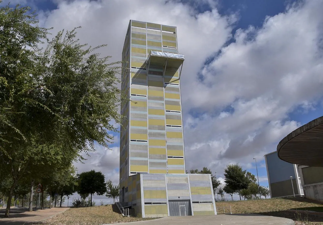 La torre que sigue sin actividad en el campus de Badajoz. 