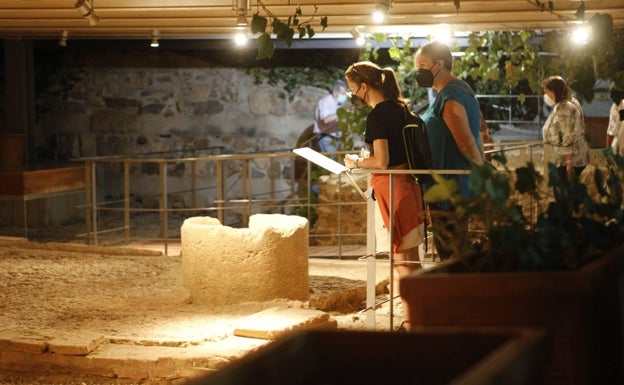 Ciudadanos en las ruinas romanas del palacio de Mayoralgo. 