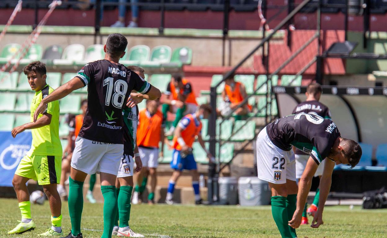 Los jugadores del Mérida se lamentan tras el empate de la última jornada ante el Ceuta. 