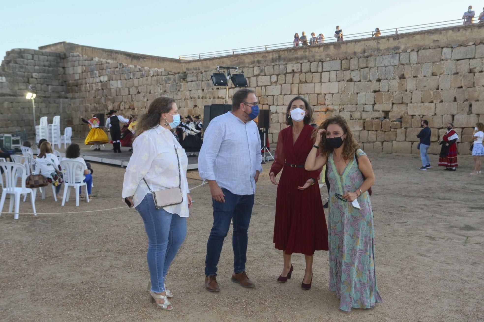 La ministra Reyes Maroto junto a Osuna, Carmen Yáñez y Silvia Fernández. 