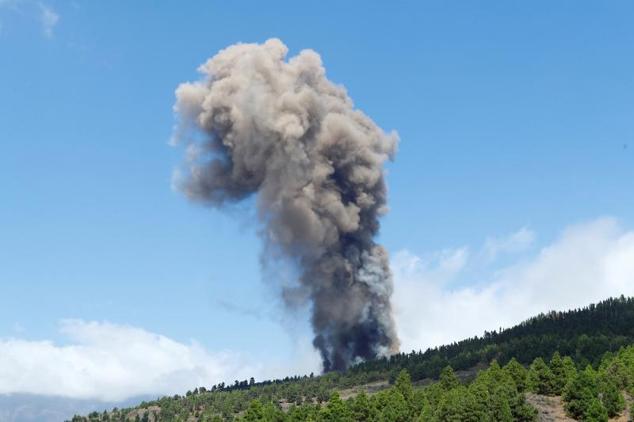 Una columna de humo se eleva tras la erupción del volcán.