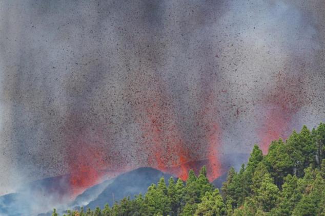 La lava y el humo se elevan tras la erupción del volcán en el parque nacional Cumbre Vieja.