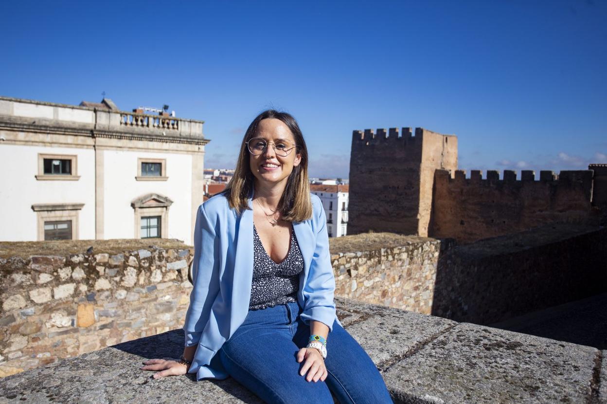 Olga Tostado fotografiada en la muralla de Cáceres. 
