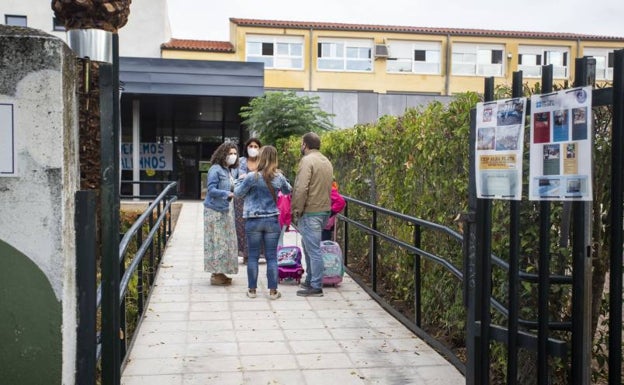 Profesoras del Alba Plata hablando la semana pasada con la familia contraria a recibir clases con mascarilla.