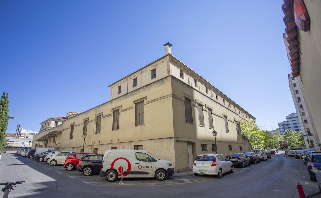 Parte trasera del Hospital Nuestra Señora de la Montaña donde se pueden apreciar los añadidos al edificio original que se plantean demoler. 