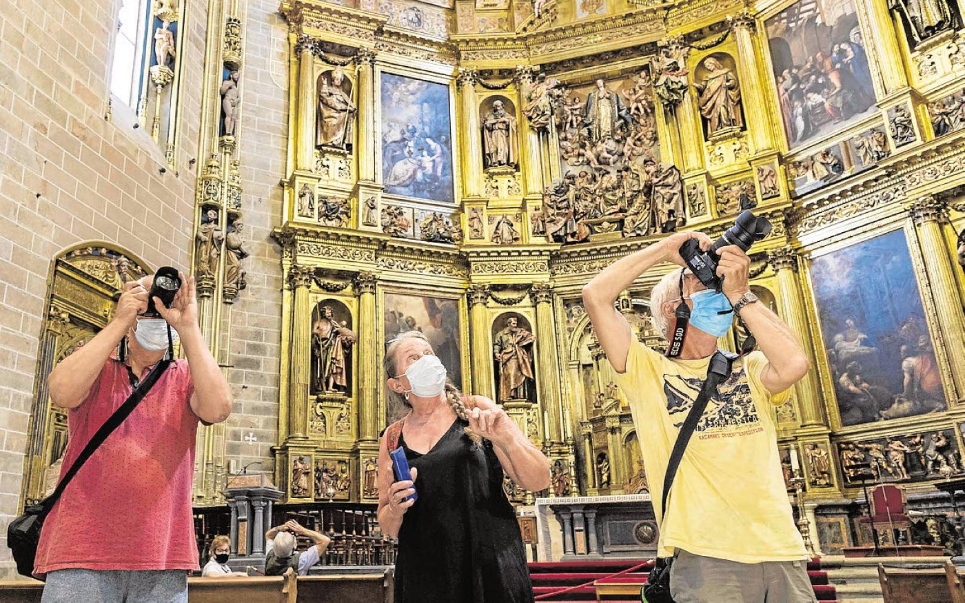 Turistas fotografían este verano algunos de los elementos destacados de la Catedral. 