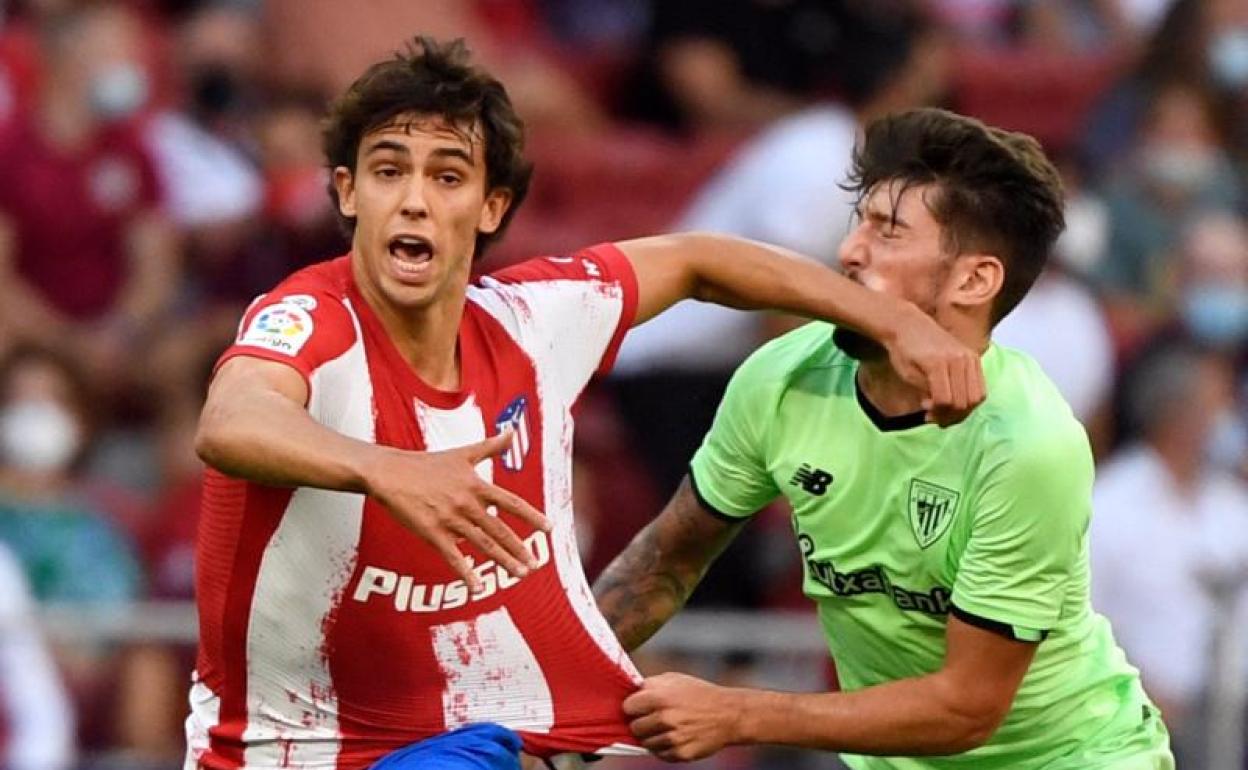 Joao Félix, en la acción que le costó la primera amarilla. 