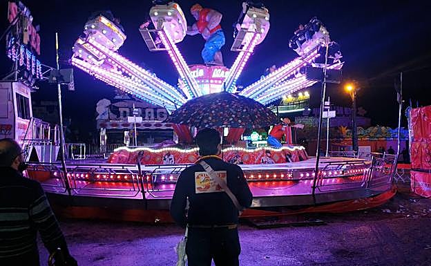 Las atracciones empezaron a funcionar anoche en la inauguración pese a la lluvia y la escasa afluencia de público en el ferial. 