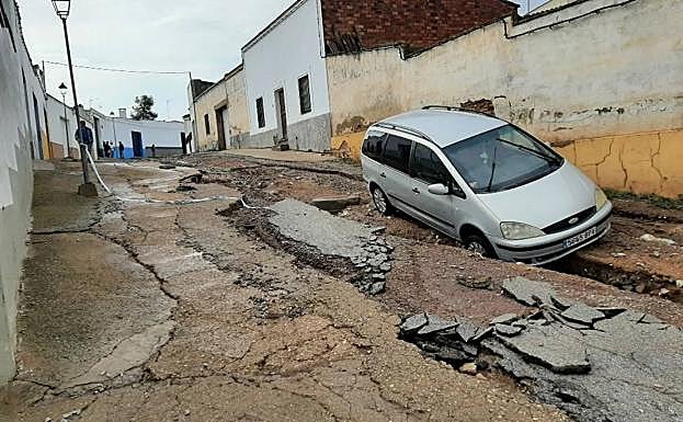 Estado en el que ha quedado una de las calles de Los Santos de Maimona.