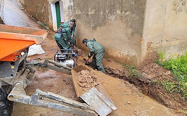 Operarios del Ayuntamiento de Salvatierra actuando en la red de alcantarillado.