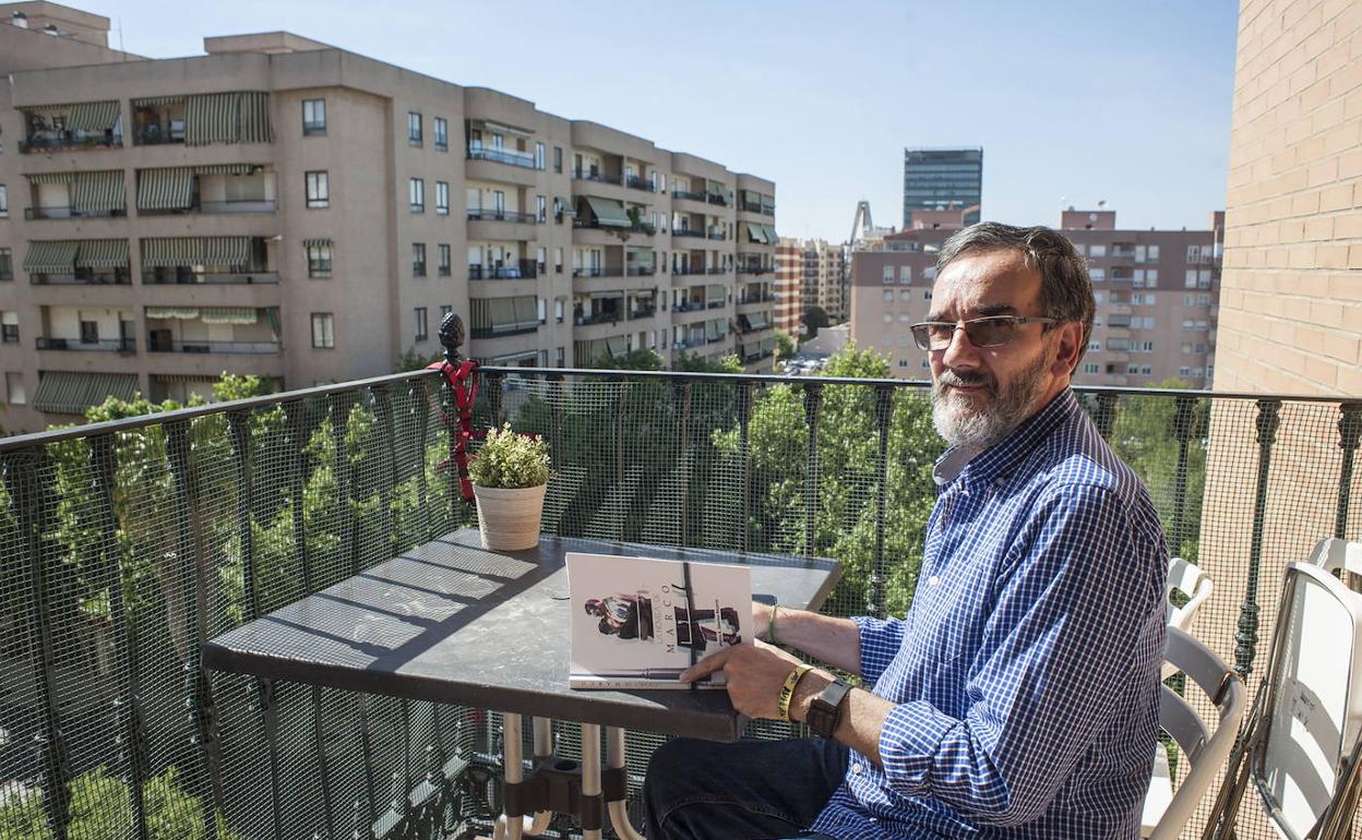 Marco Sánchez en 2019 con el libro que escribió. 