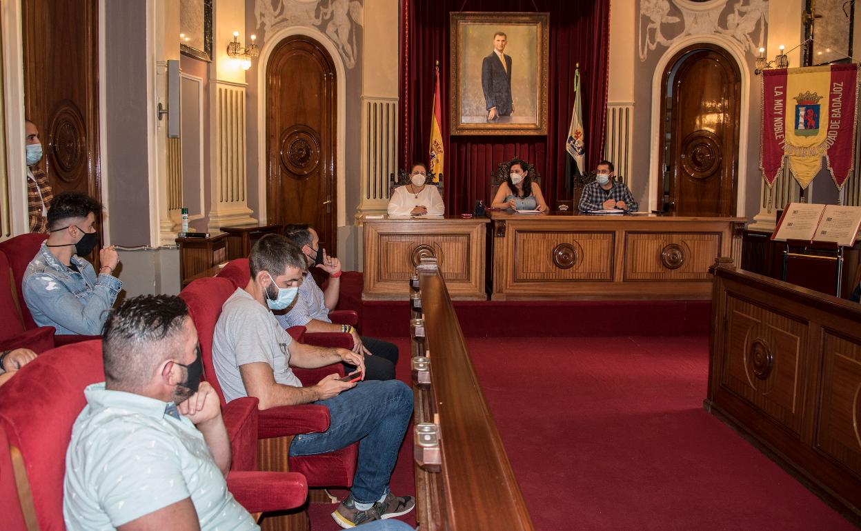 Reunión de 17 murgas ayer con representantes municipales. 