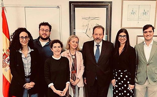 La extremeña, en el centro, con sus compañeros de la directiva del Consejo de Residentes Españoles en Nueva York.