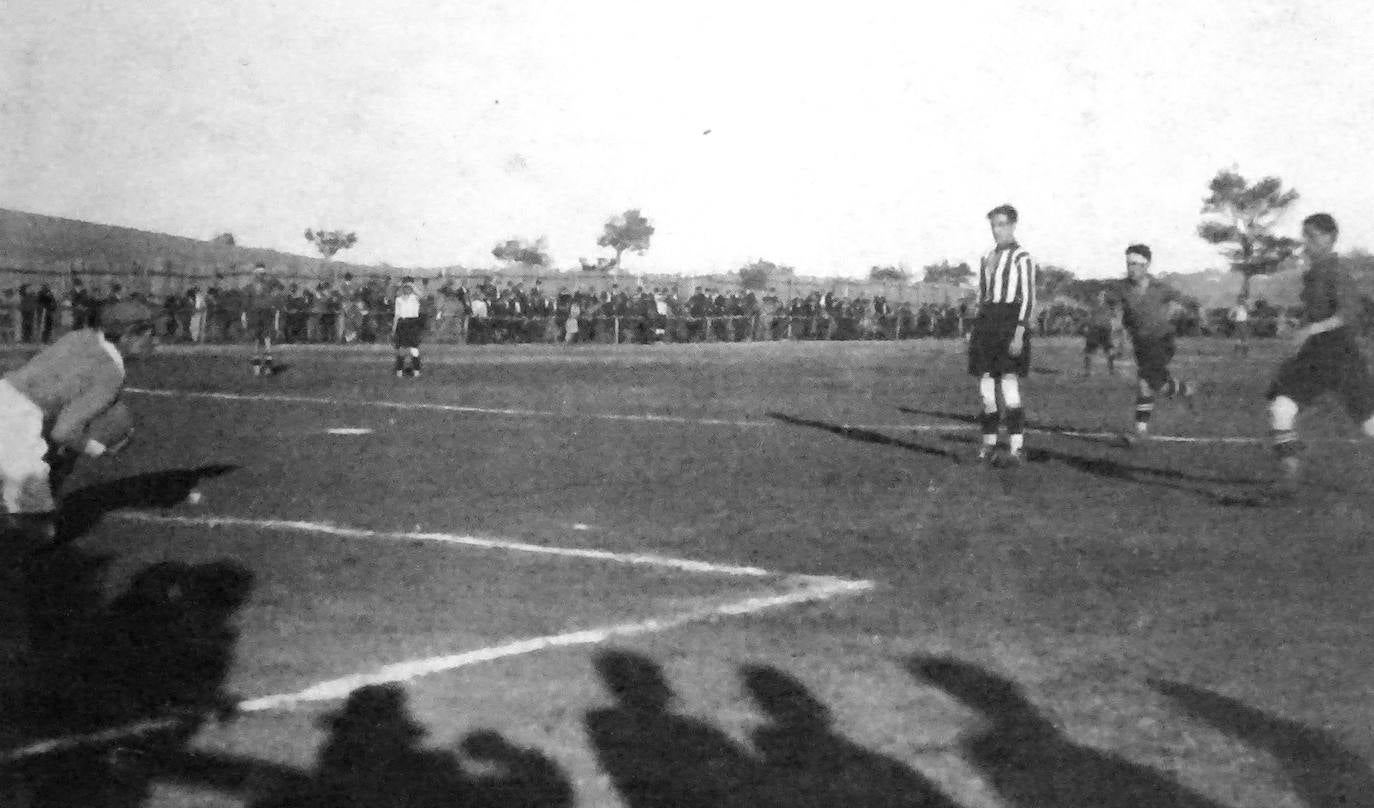 El Cacereño y Artilleros de Mérida jugando en Cáceres, en el campo de la carretera de Mérida. 