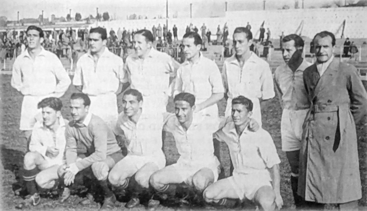 Club Deportivo Cacereño en la temporada 1943-44. De pie: Mesita, Navarro, Alonso, Perete, Callejo, Santi, Tomaselli (entrenador). Agachados: Barbero, Martínez, Sanz, Muñoz y Pepín.