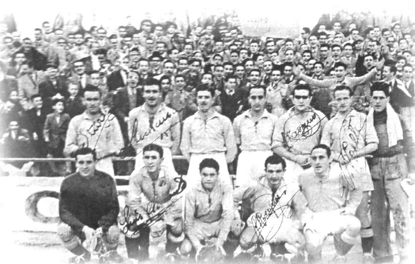 Equipo del Cacereño de la temporada 1947-48. De pie: Iturbe, Luchana, Barbero, Callejo, Navarro, Perete y Manolo Chuzo (masajista). Agachados: Guillamón, Clemente, Abengozar, Rodríguez y Ledo.