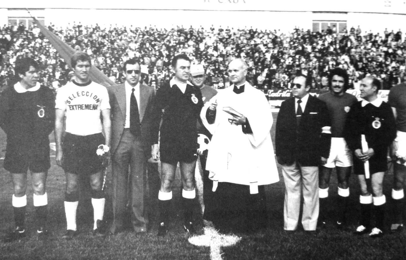 Año 1977. Inauguración del Estadio Príncipe Felipe con la bendición del capellán del Cacereño, Manuel Vidal.