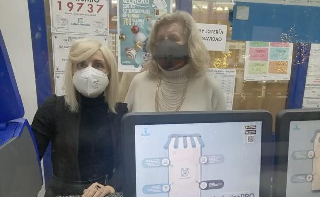 Luisa Cuevas y Mercedes Adame, en la administración de lotería de la Plaza de Maura. / 