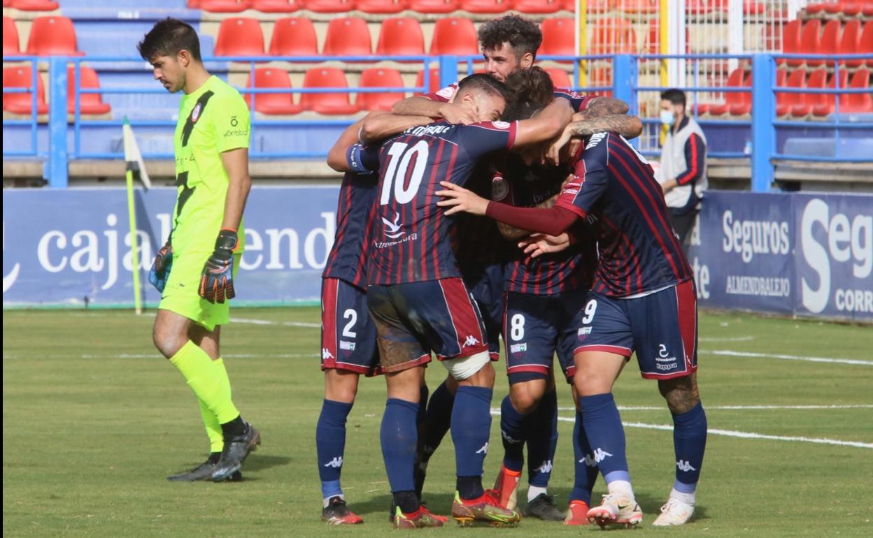 Los futbolistas del Extremadura celebran uno de los goles. 