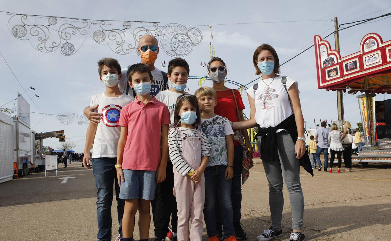 Carlos, Antonio, Cristina, Manuel y Javier a su llegada al ferial con sus padres. 