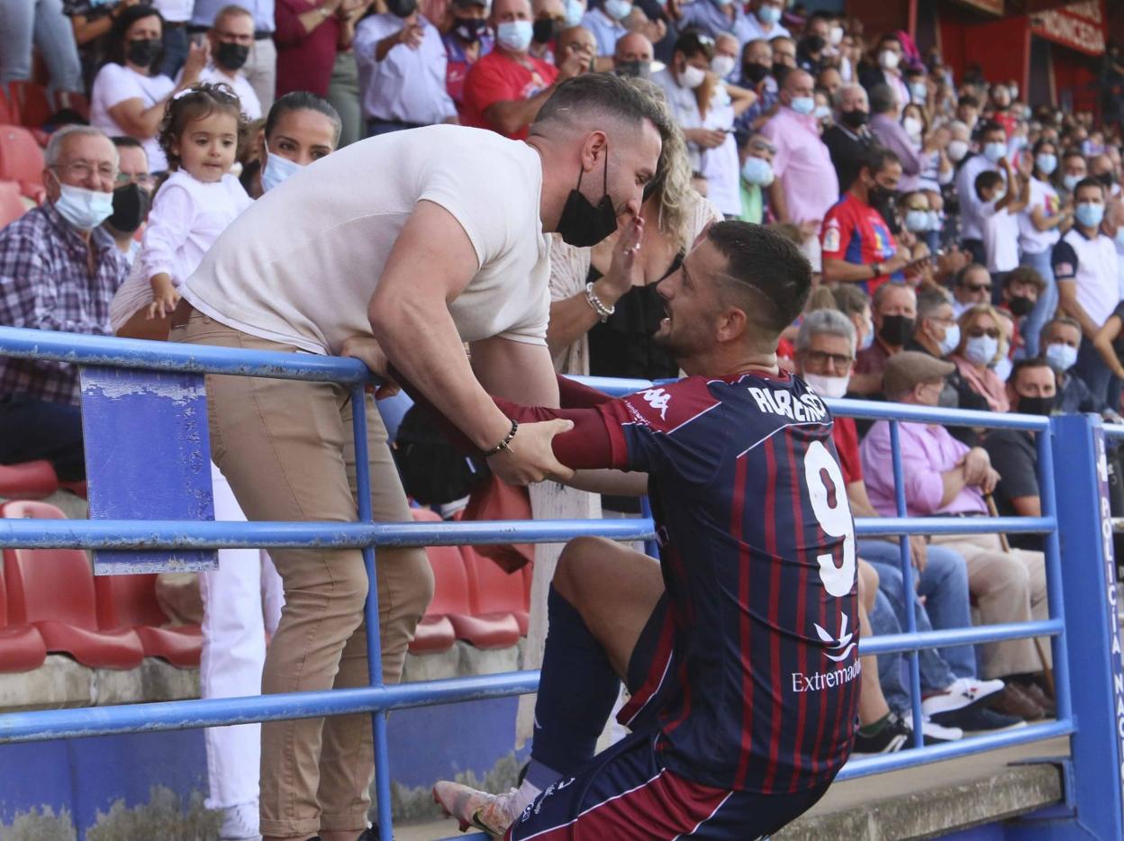 Rubén Mesa celebró su gol con la grada y vio la primera amarilla. 