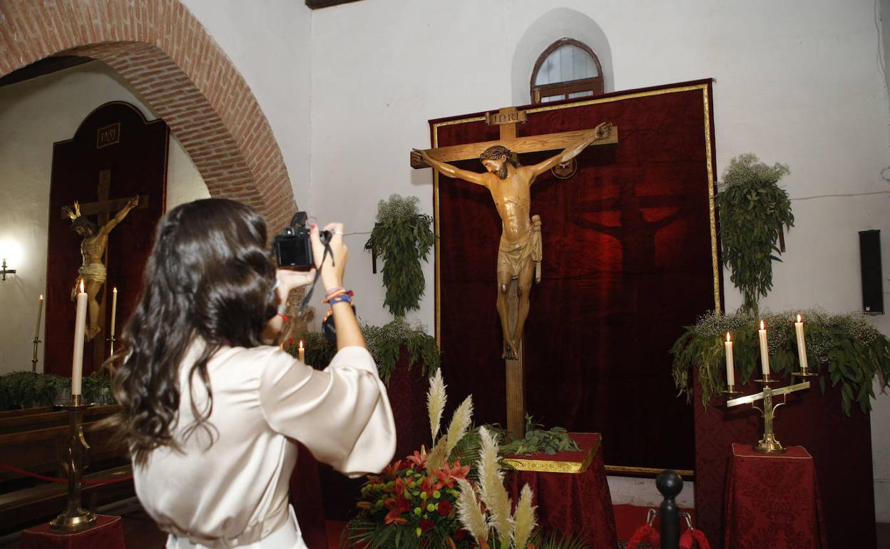 El Cristo del Humilladero, ya restaurado, presidiendo el presbiterio de la ermita del Espíritu Santo. 