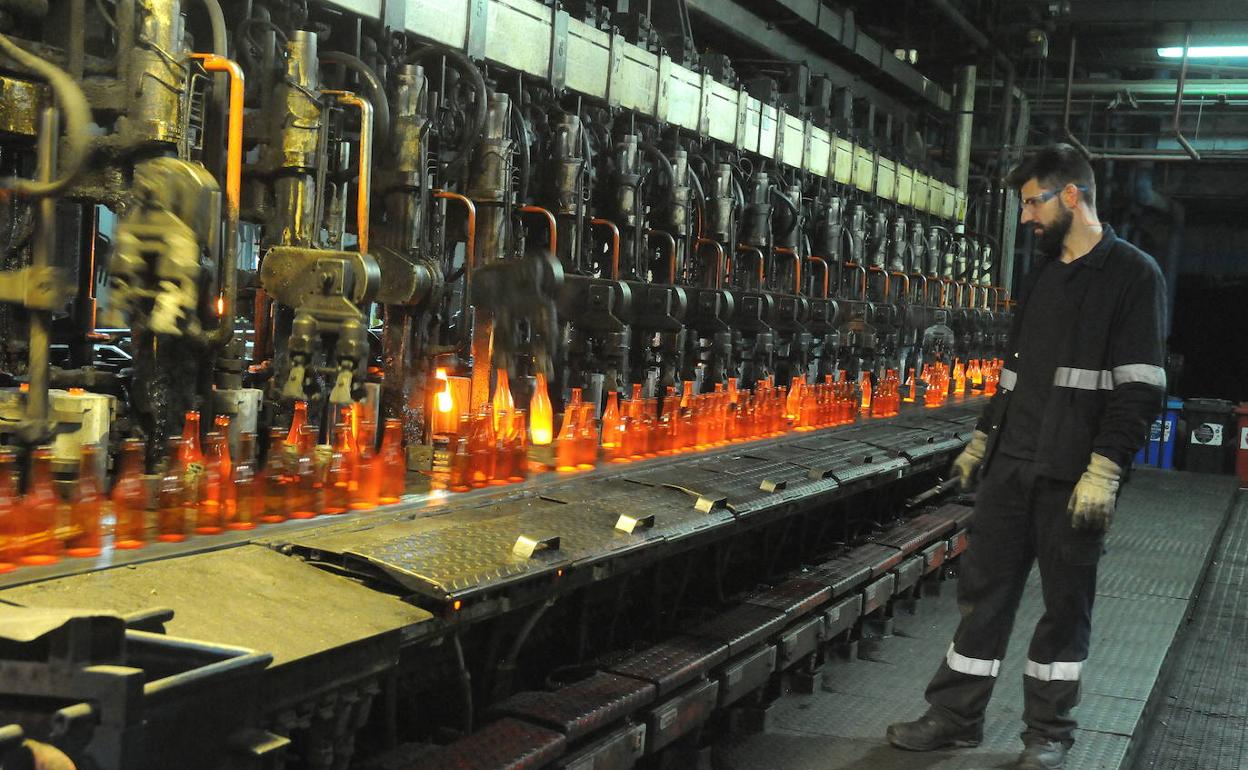 Un operario de BA Glass (Barbosa&Almeida), en la fábrica de vidrio del grupo en Villafranca de los Barros. 