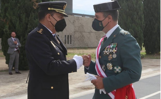 El comisario de Mérida, Aurelio Fernández, choca los puños con el general jefe de la Guardia Civil en Extremadura, José Luis Gómez Salinero, esta mañana en Mérida. 