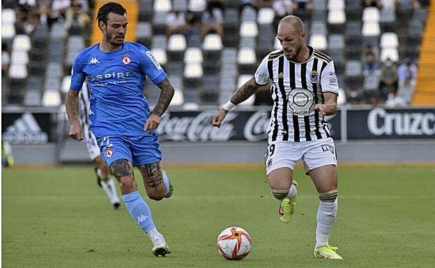 Sergio Benito conduce el esférico en el Badajoz-Cultural de este domingo. Foto: Casimiro Moreno. Vídeo: FOOTTERS
