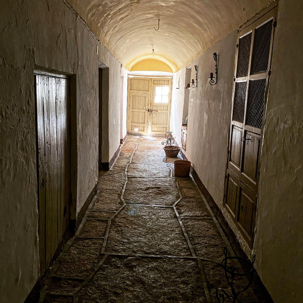 Pasillo de la casa familiar donde nació Luis Landero, en Alburquerque. 