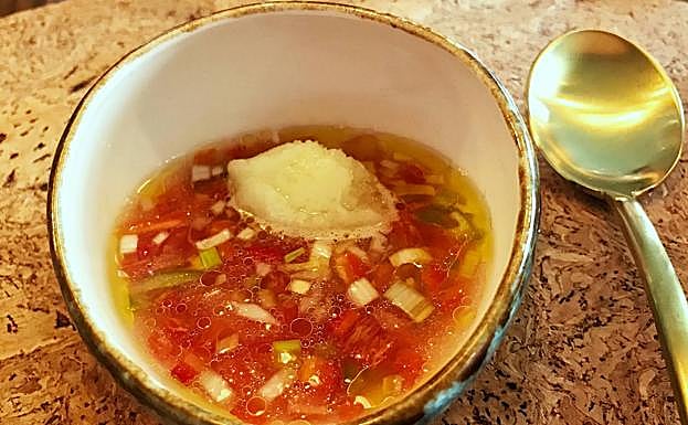 Imagen principal - Aperitivo cojondongo del gañán, migas de borona con patatera y crema de calabaza.