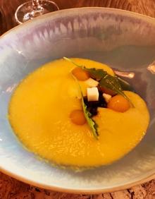 Imagen secundaria 2 - Aperitivo cojondongo del gañán, migas de borona con patatera y crema de calabaza.