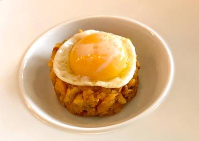 Imagen secundaria 1 - Aperitivo cojondongo del gañán, migas de borona con patatera y crema de calabaza.