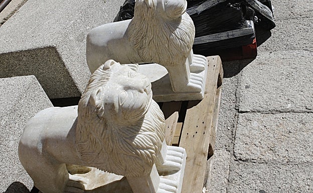 Detalle de los leones de mármol blanco. 
