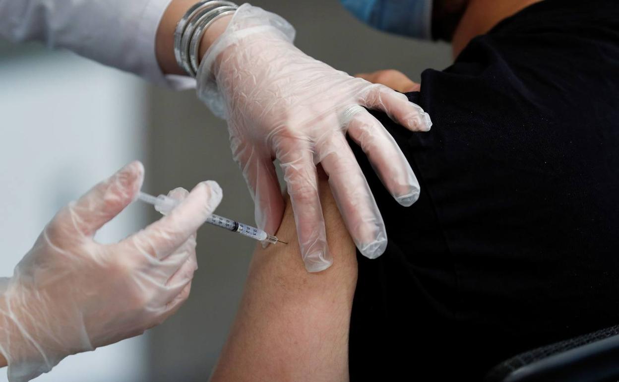 Vacunas covid: El SES quiere aprovechar la vacunación de la gripe para poner también la tercera dosis de la covid