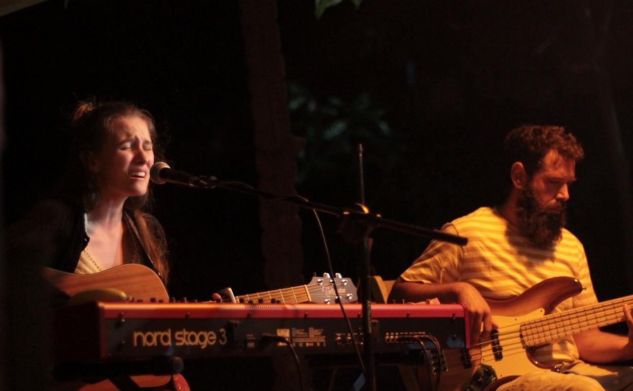 El dúo está formado por María Pérez y Medín Killian.