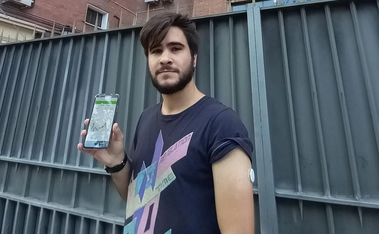 Álvaro lleva en el brazo un pequeño dispositivo que lanza alertas a su móvil.