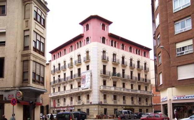 Imagen principal - 'Casa de las tetas' de Logroño se tiró en 2008. La estación de la calle Gil Cordero se demolió en 1990. El Cine Norba se inauguró en 1934 y se derribó en 1967. 