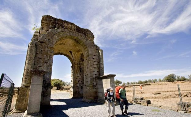 Arco de Cáparra, en la Vía de la Plata.