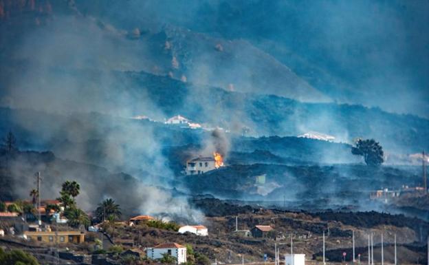 Vista de la barriada palmera de Todoque destruida por la lava que emana el volcán.