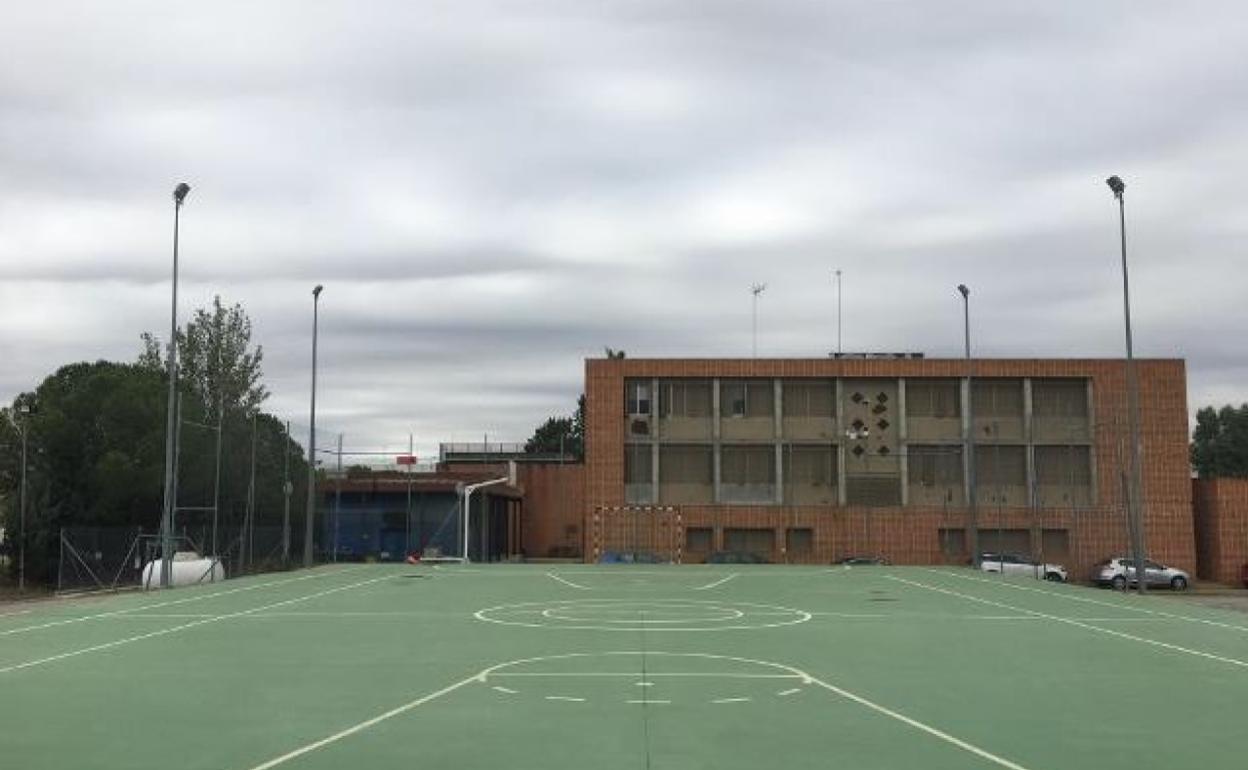 Pista deportiva de la Academia de Seguridad Pública de Extremadura que se pretende convertir en refugio. 