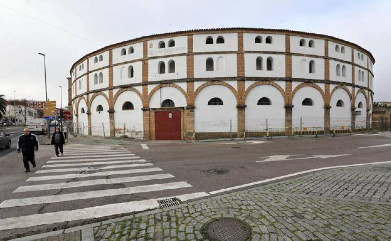 Imagen de la Plaza de Toros de Cáceres, que lleva vallada dos años. 