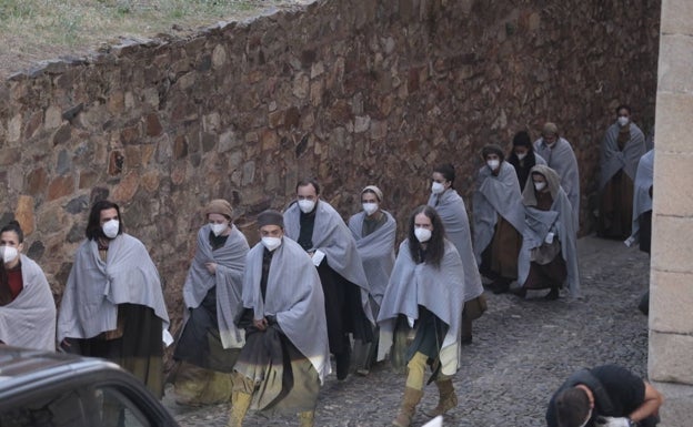 Extras de 'La casa del dragón', esta mañana en los adarves, de camino hacia el set de rodaje. 