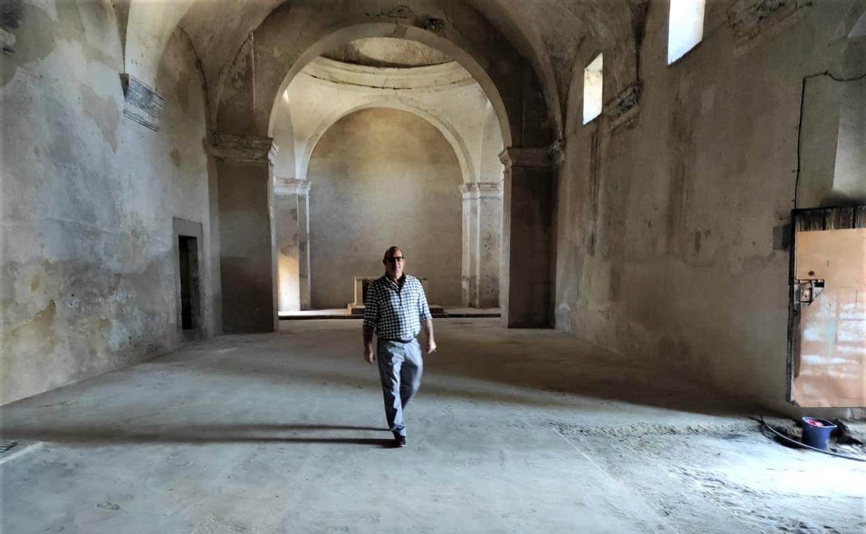El presidente de la Cofradía, Tomás Casillas, en el interior de la iglesia de Jesús.