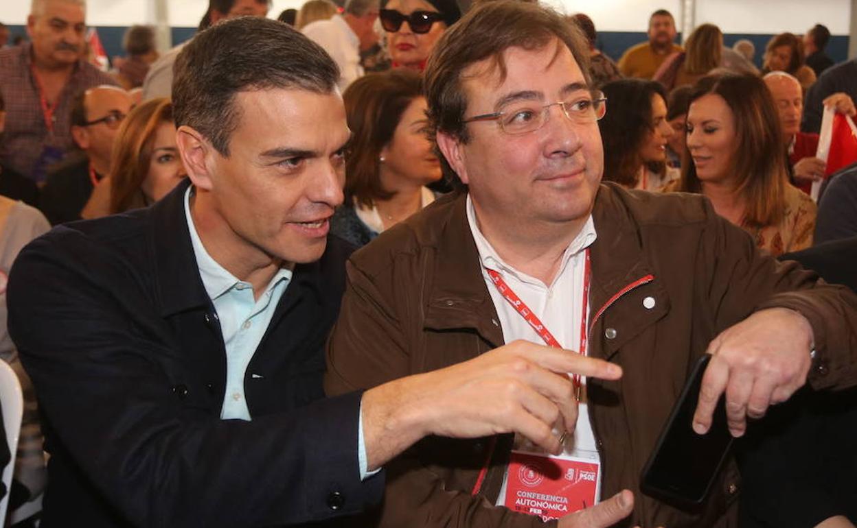 Imagen de archivo de Guillermo Fernández Vara y Pedro Sánchez. 