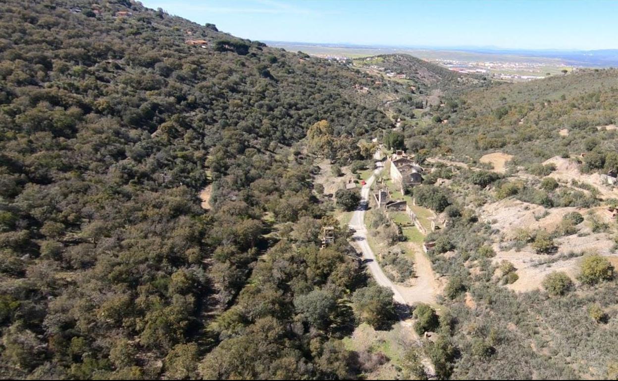 Vista aérea del valle de Valdeflores, donde se proyecta la mina. 