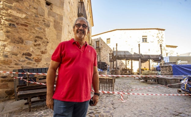 Paco Cancho visita a diario la parte antigua para seguir el rodaje y la evolución de los decorados. Jorge Rey