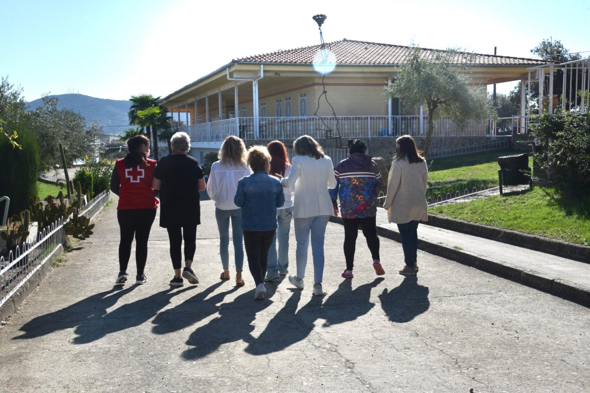 Algunas de las mujeres acogidas en el 'Charo Cordero' dan un paseo por el recinto del centro. 