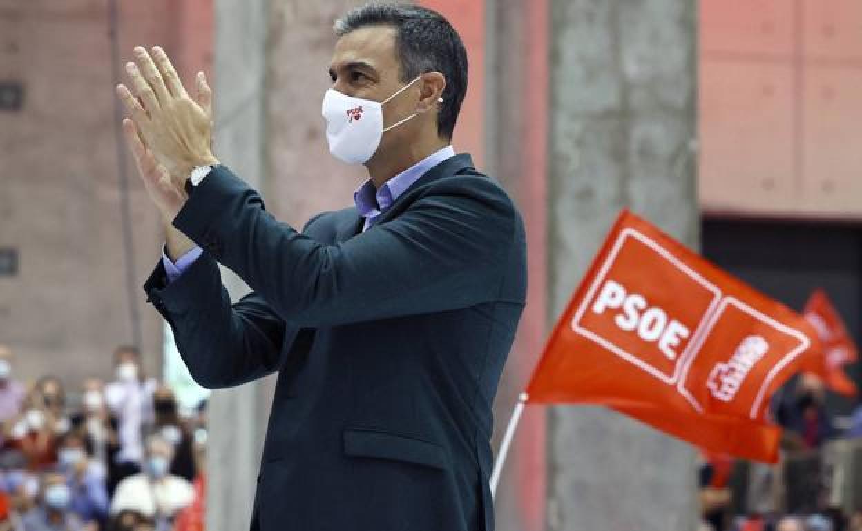 El presidente del Gobierno y Secretario General del PSOE, Pedro Sanchez, saluda en el Congreso del PSOE que se clausura este domingo 